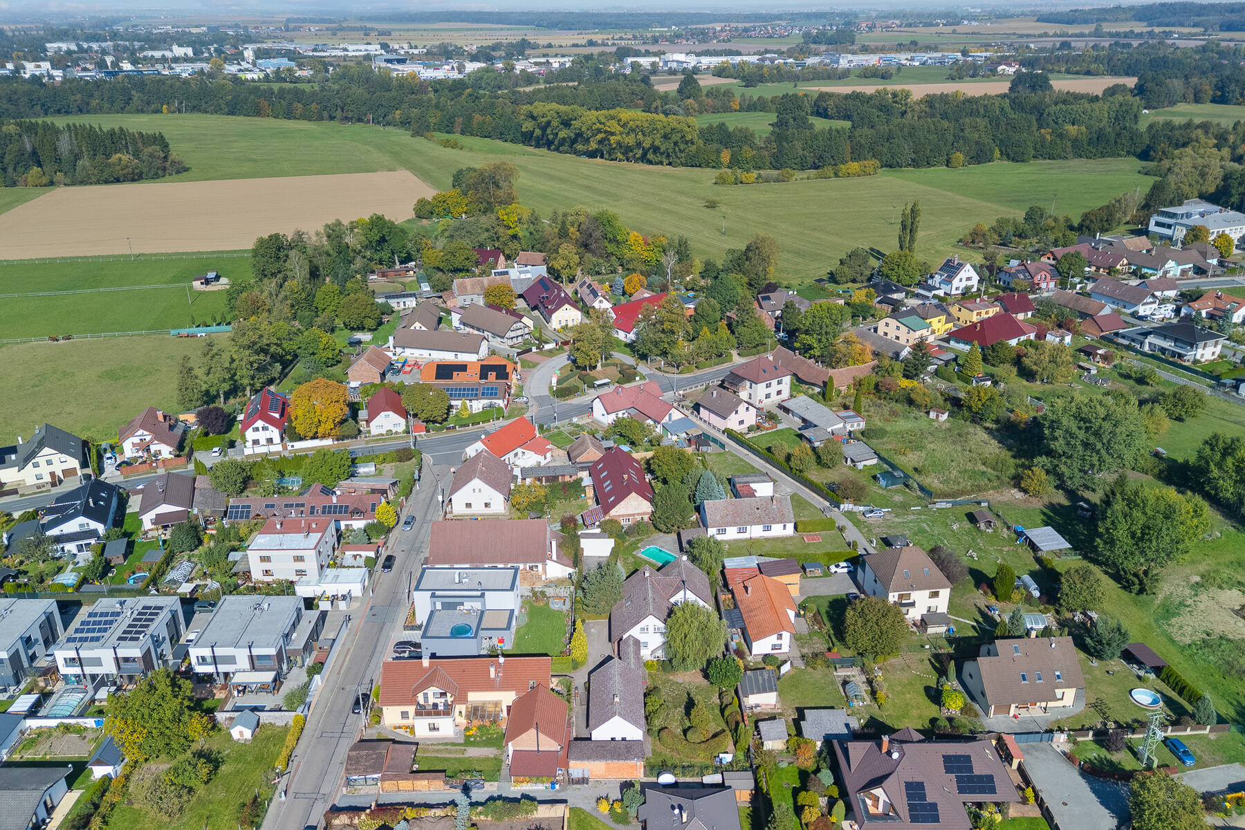 Letecký pohled na Malšovu Lhotu s poli a lesy v pozadí