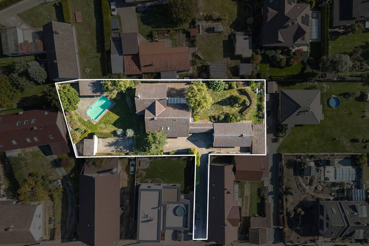 Letecký snímek s vyznačenou hranicí pozemku